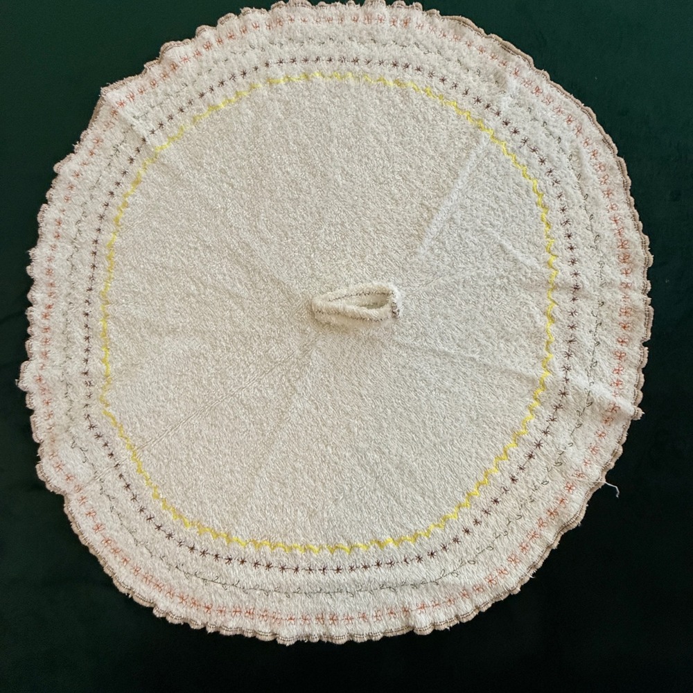 Vintage Round White Terry Cloth Hanging Hand Towel Embroidered Scalloped Edge